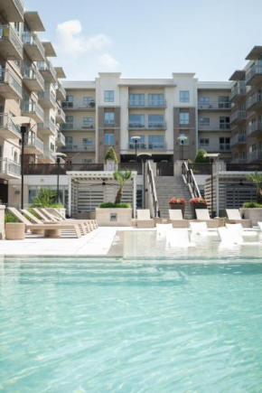 5 Min from everything! Pool, Gym, Balcony